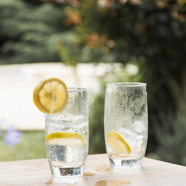 2 verres d'eau avec des zestes de citrons