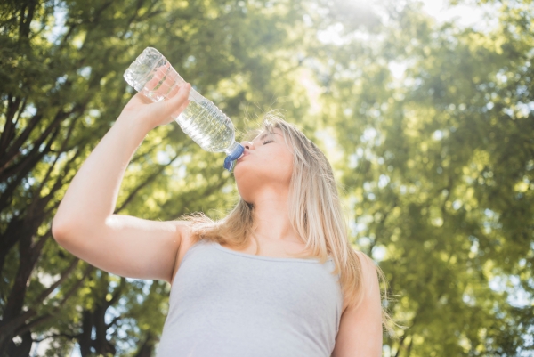 Femme qui bois à la bouteille