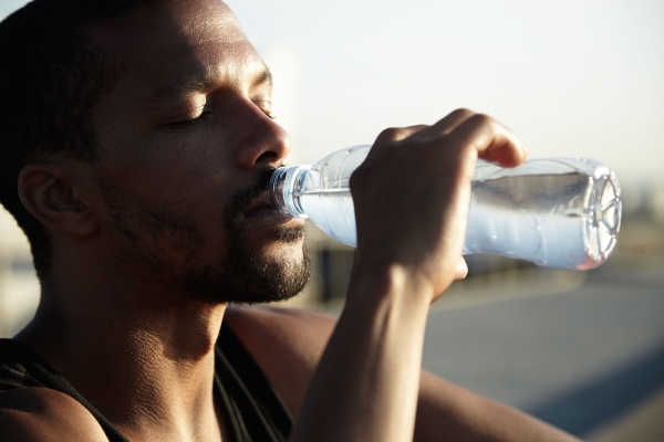 Homme qui bois à la bouteille