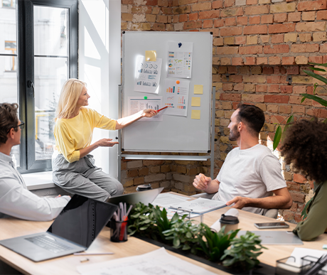 Équipe de travail qui assiste à une présentation de leur manager ou responsable RH.